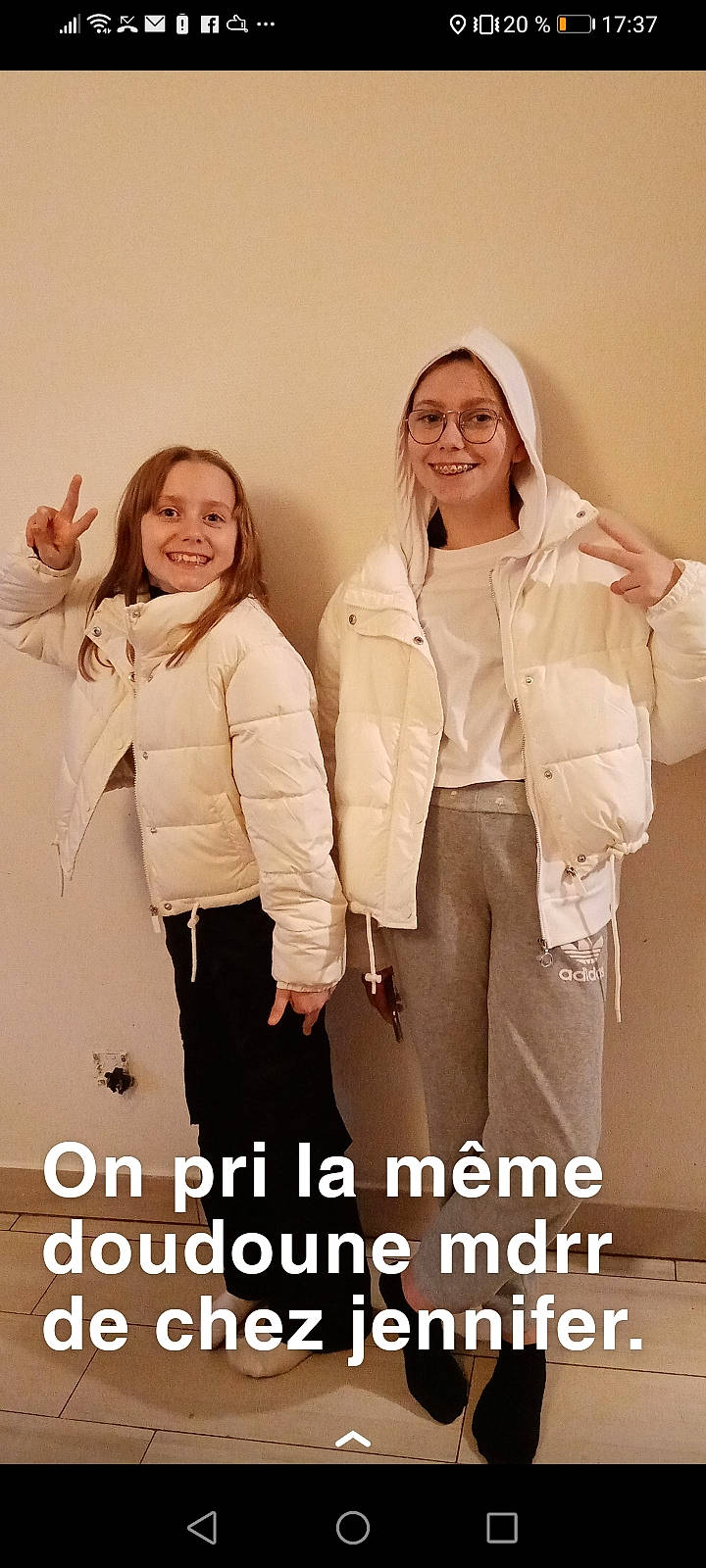 Lola Elsa participe au concours pour gagner de l'argent avec cette photo : belt, event, fashion_accessory, fashion_design, flash_photography, font, formal_wear, fun, gesture, happy, joy, knee, outerwear, peach, person, photo_caption, sitting, sleeve, smile, thigh