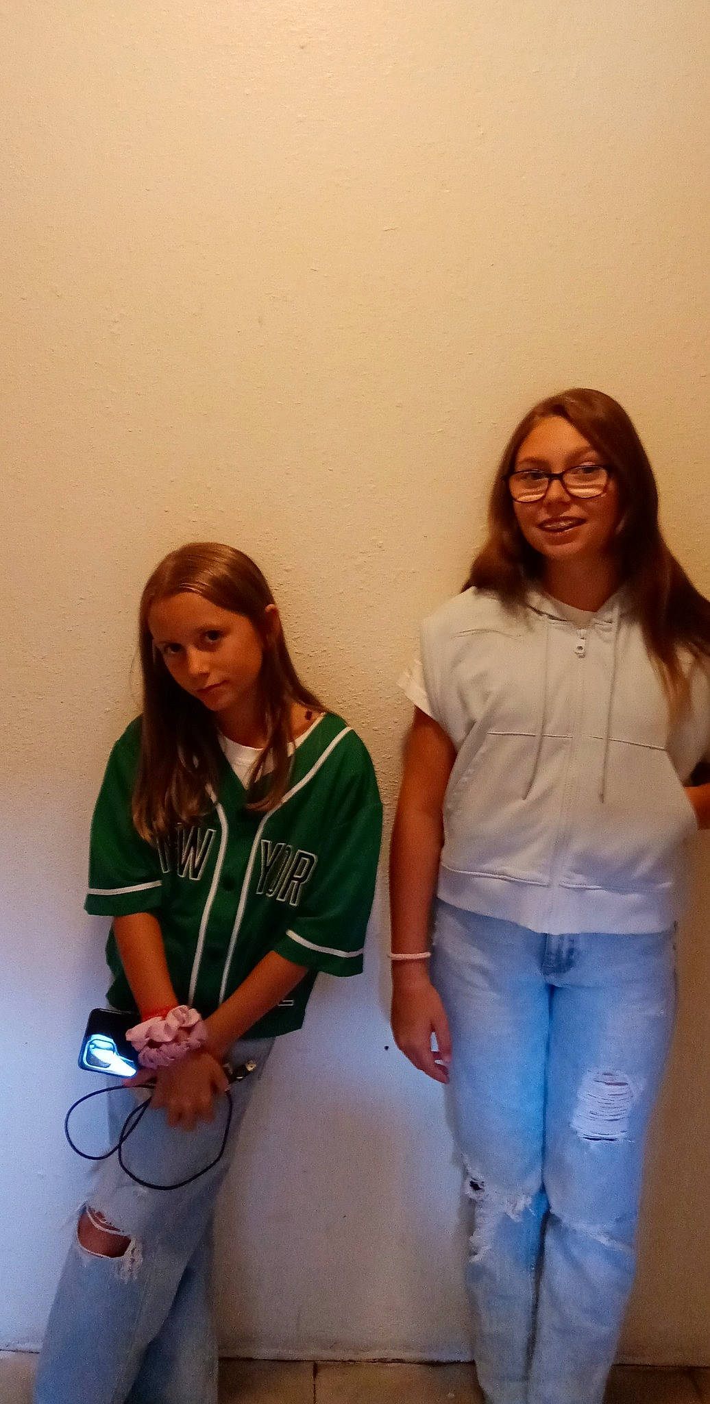 Elsalola participe au concours pour gagner de l'argent avec cette photo : clothing, elbow, event, fashion_design, fun, gesture, happy, human_leg, jeans, joint, joy, knee, long_hair, person, room, shoulder, sleeve, t_shirt, thigh, trunk