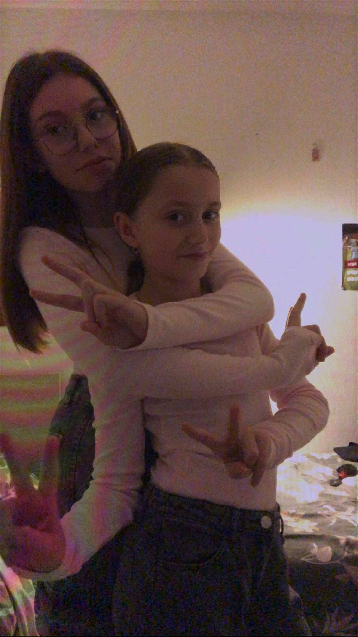 Elsalola a rejoint le concours — aidez-le/la à gagner de superbes lots ! abdomen, arm, belt, child, event, finger, fun, gesture, hand, happy, interaction, joint, organ, person, room, shoulder, sitting, sleeve, t_shirt, thumb