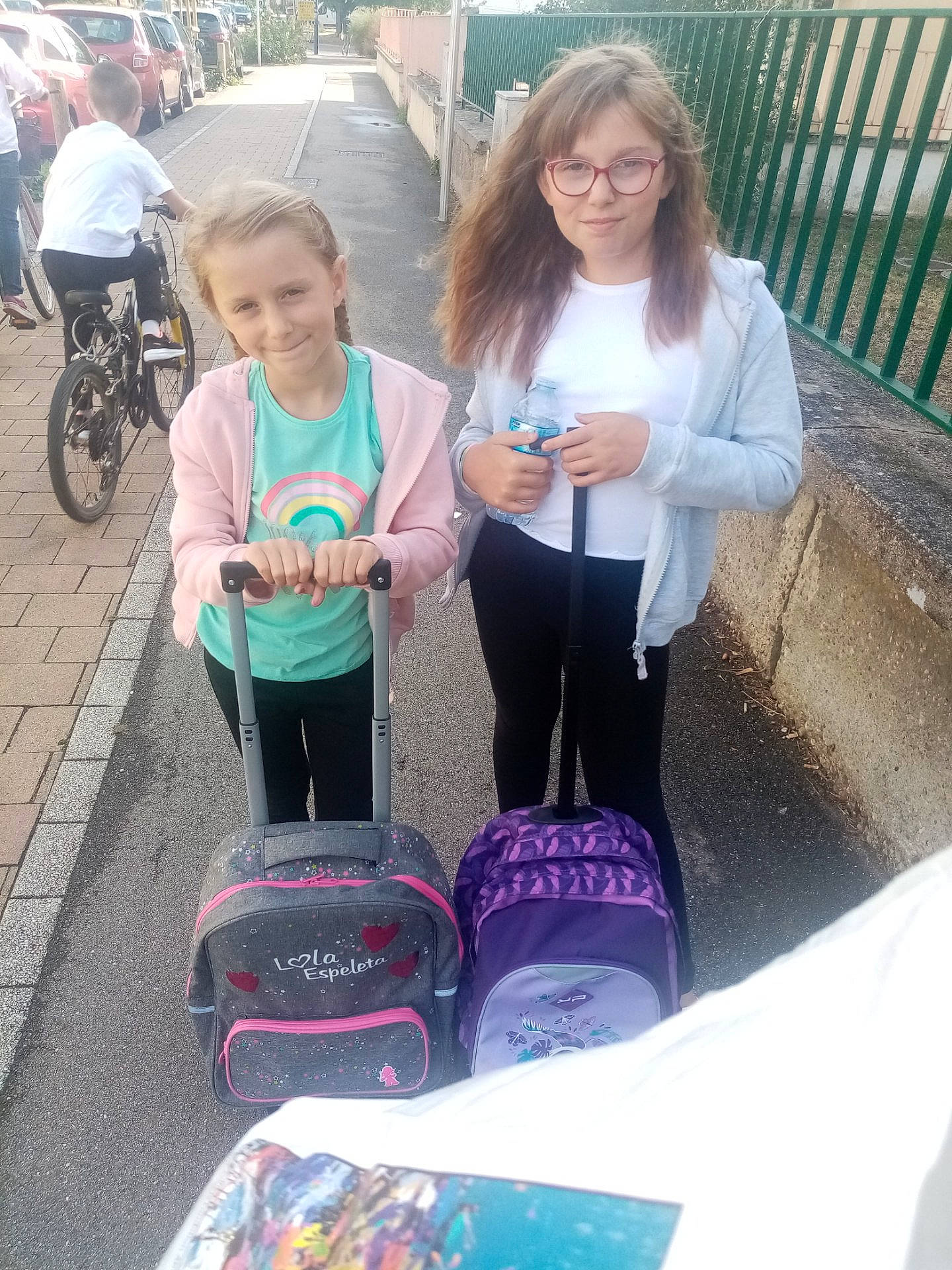 Lola Elsa a rejoint le concours — aidez-le/la à gagner de superbes lots ! bag, bicycle_wheel, event, eyewear, face, fashion_accessory, fence, fun, happy, joy, leisure, luggage_and_bags, person, pink, recreation, shorts, smile, summer, t_shirt, tire