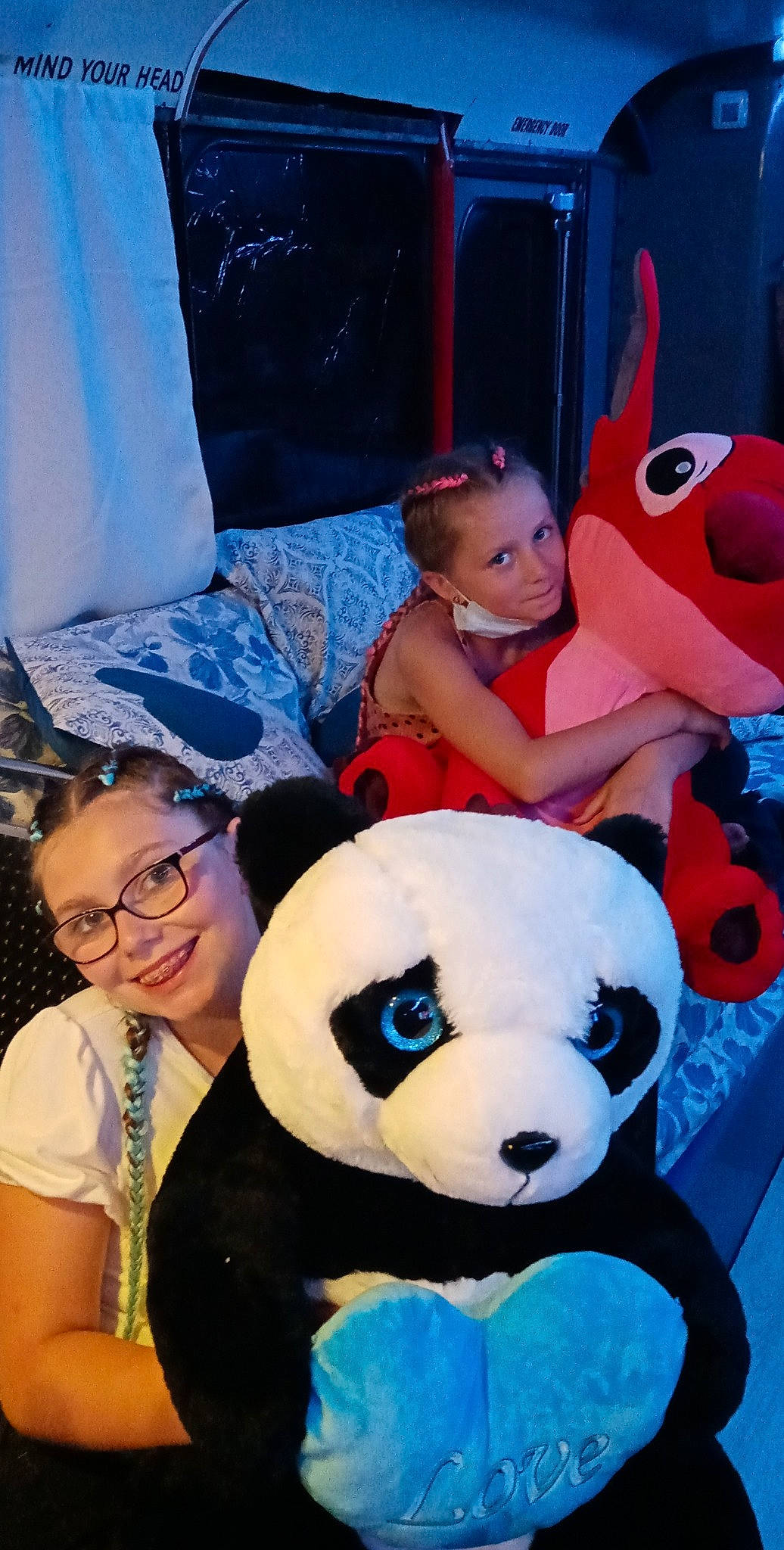 Lola Elsa participe au concours pour gagner de l'argent avec cette photo : black, blue, fun, happy, interaction, joy, leisure, mammal, organ, people, person, photograph, pink, recreation, red, smile, teddy_bear, textile, toy, vertebrate