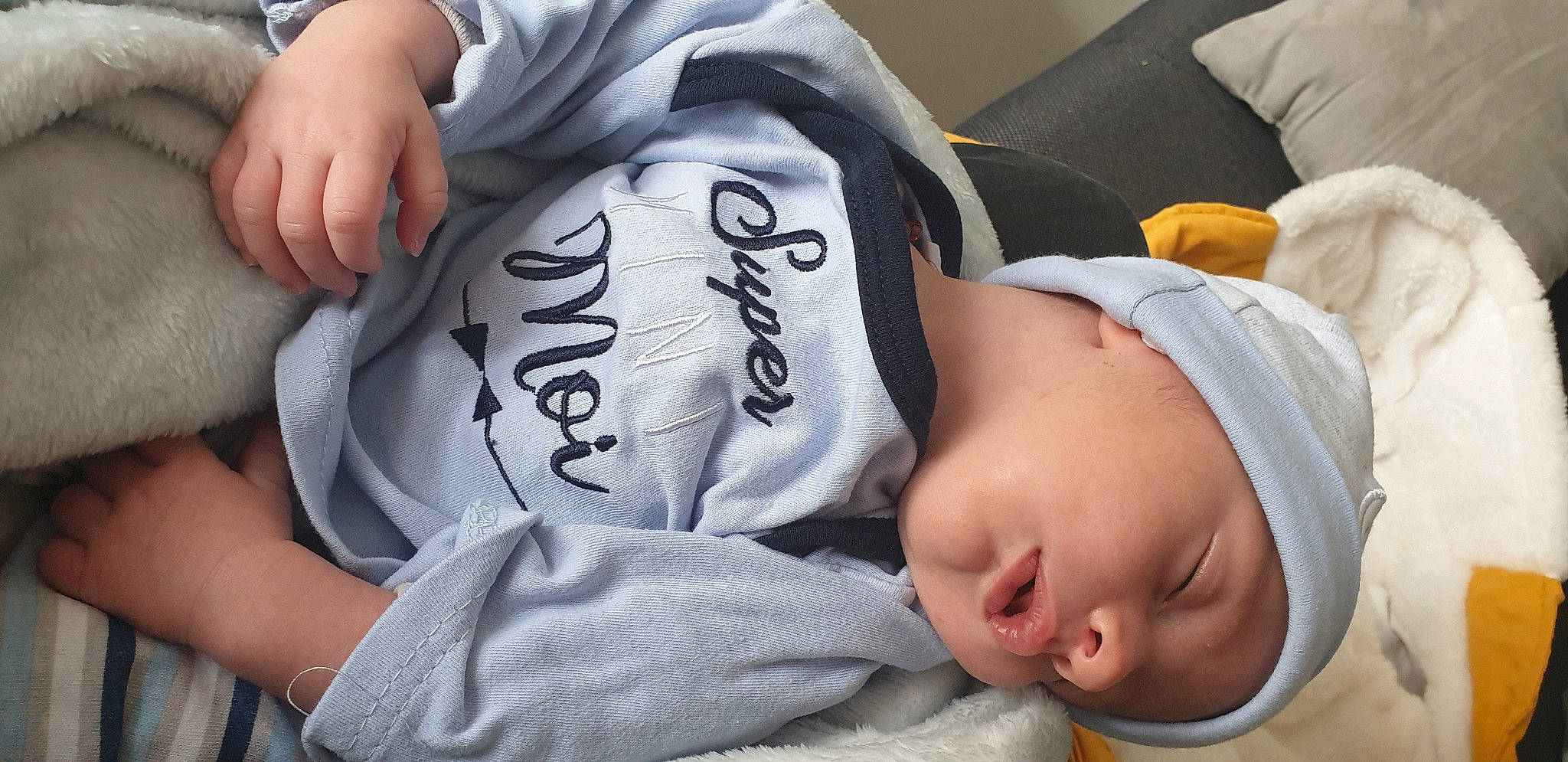 Elioth a rejoint le concours — aidez-le/la à gagner de superbes lots ! arm, baby, baby_sleeping, baby_toddler_clothing, child, comfort, elbow, finger, grass, hand, headwear, human_leg, knee, muscle, nail, person, thigh, thumb, toddler, trunk