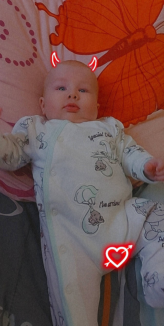 Ilyas participe au concours pour gagner de l'argent avec cette photo : baby, baby_toddler_clothing, beauty, cheek, child, comfort, happy, linens, lip, organ, pattern, person, pink, product, red, skin, sleeve, t_shirt, textile, toddler