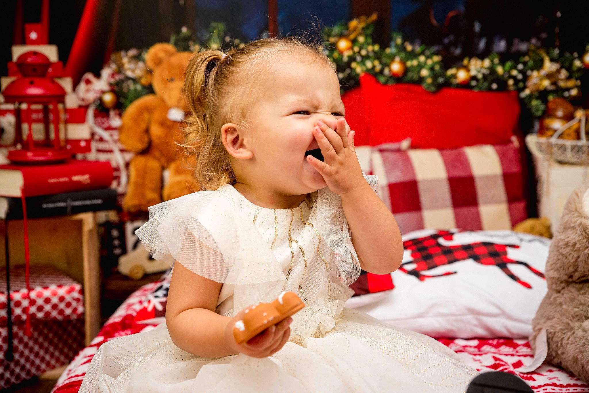 Naya participe au concours pour gagner de l'argent avec cette photo : baby, ceremony, chair, child, christmas, christmas_decoration, christmas_eve, decoration, event, fun, happy, holiday, jewellery, laugh, party, person, sitting, smile, toddler, tradition