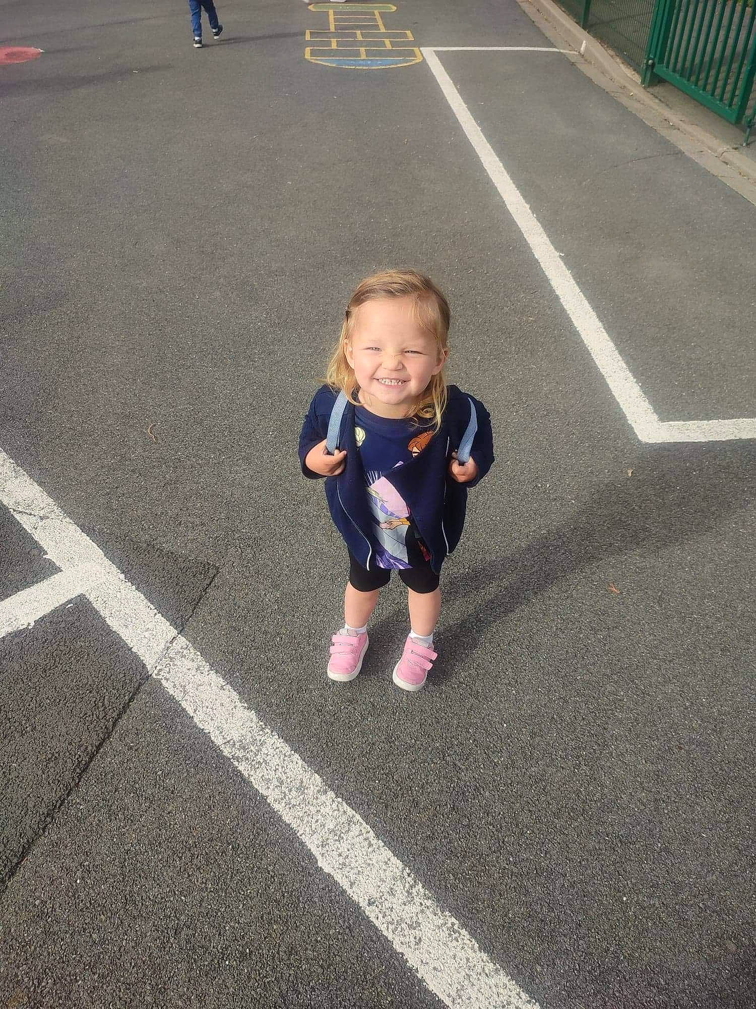 Naya a rejoint le concours — aidez-le/la à gagner de superbes lots ! asphalt, baby, city, electric_blue, fun, grass, joy, lane, pedestrian, person, recreation, road, road_surface, running, shadow, sidewalk, smile, street, t_shirt, tar