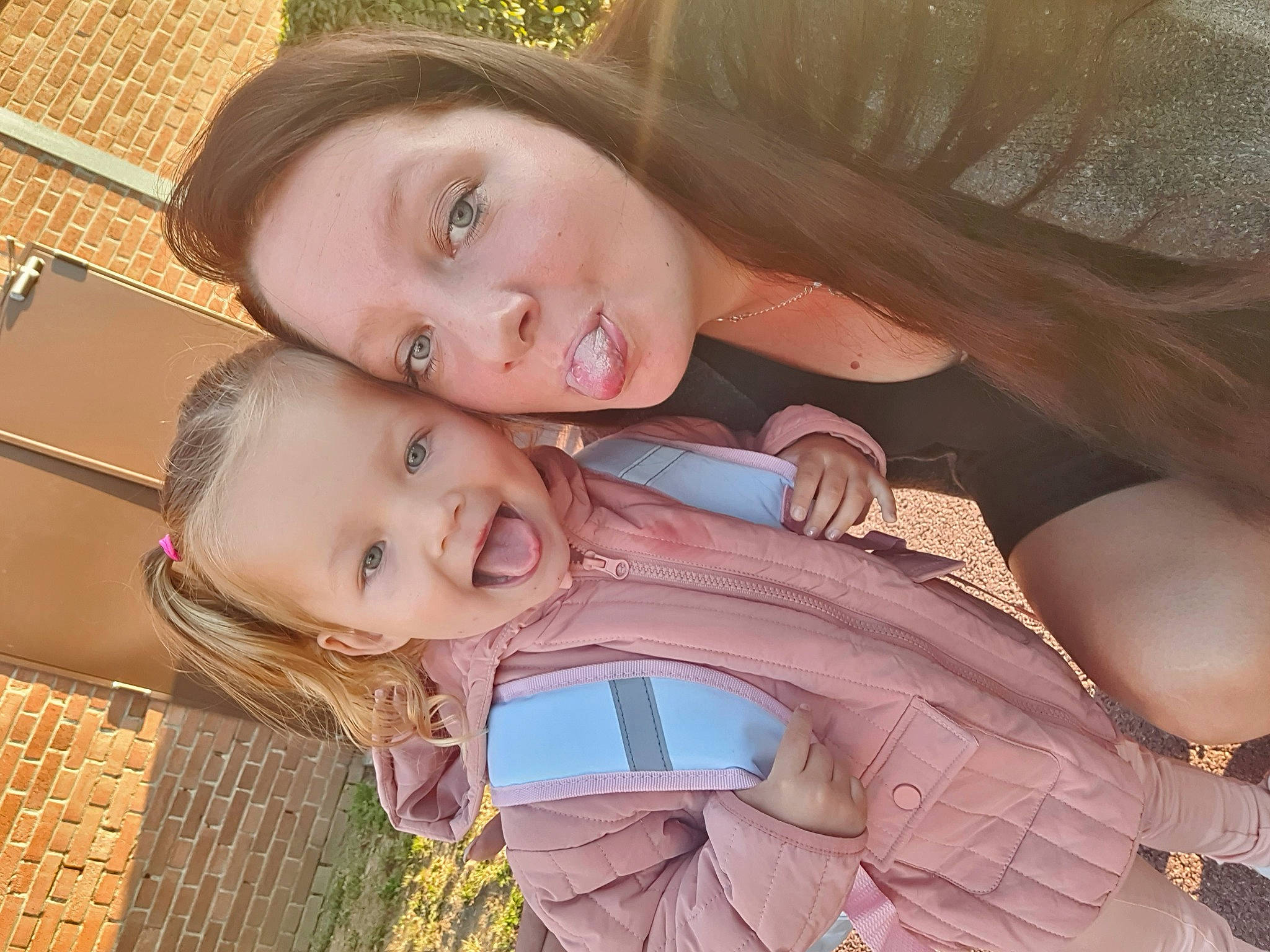 Naya participe au concours pour gagner de l'argent avec cette photo : child, eye, eyebrow, face, fun, gesture, hair, happy, head, iris, lip, long_hair, mammal, mouth, nose, organ, person, skin, smile, tree