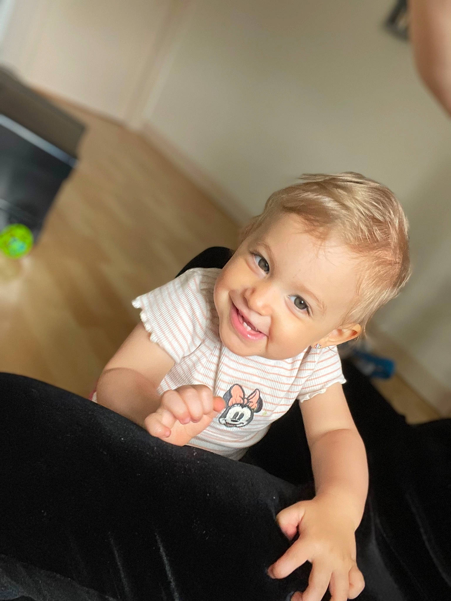 Aaliyah a rejoint le concours — aidez-le/la à gagner de superbes lots ! baby, baby_toddler_clothing, blond, chair, cheek, child, comfort, elbow, finger, flash_photography, happy, human_leg, joint, joy, knee, person, sitting, skin, sleeve, smile