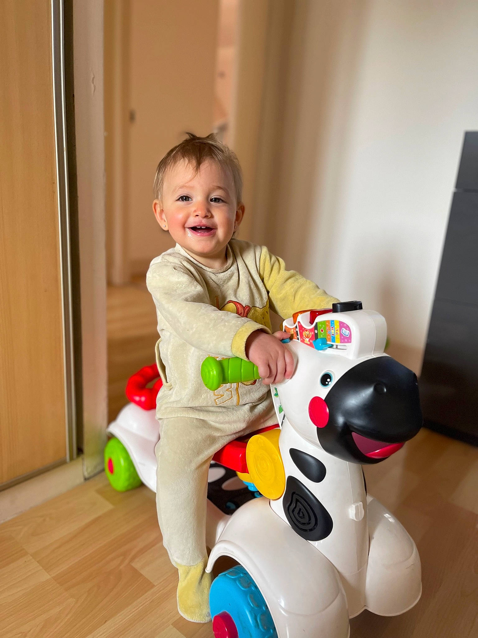 Aaliyah participe au concours pour gagner de l'argent avec cette photo : baby, baby_playing_with_toys, baby_toddler_clothing, beauty, child, cleanliness, fun, happy, hardwood, joy, person, plastic, play, product, riding_toy, sitting, smile, tire, toddler, toy