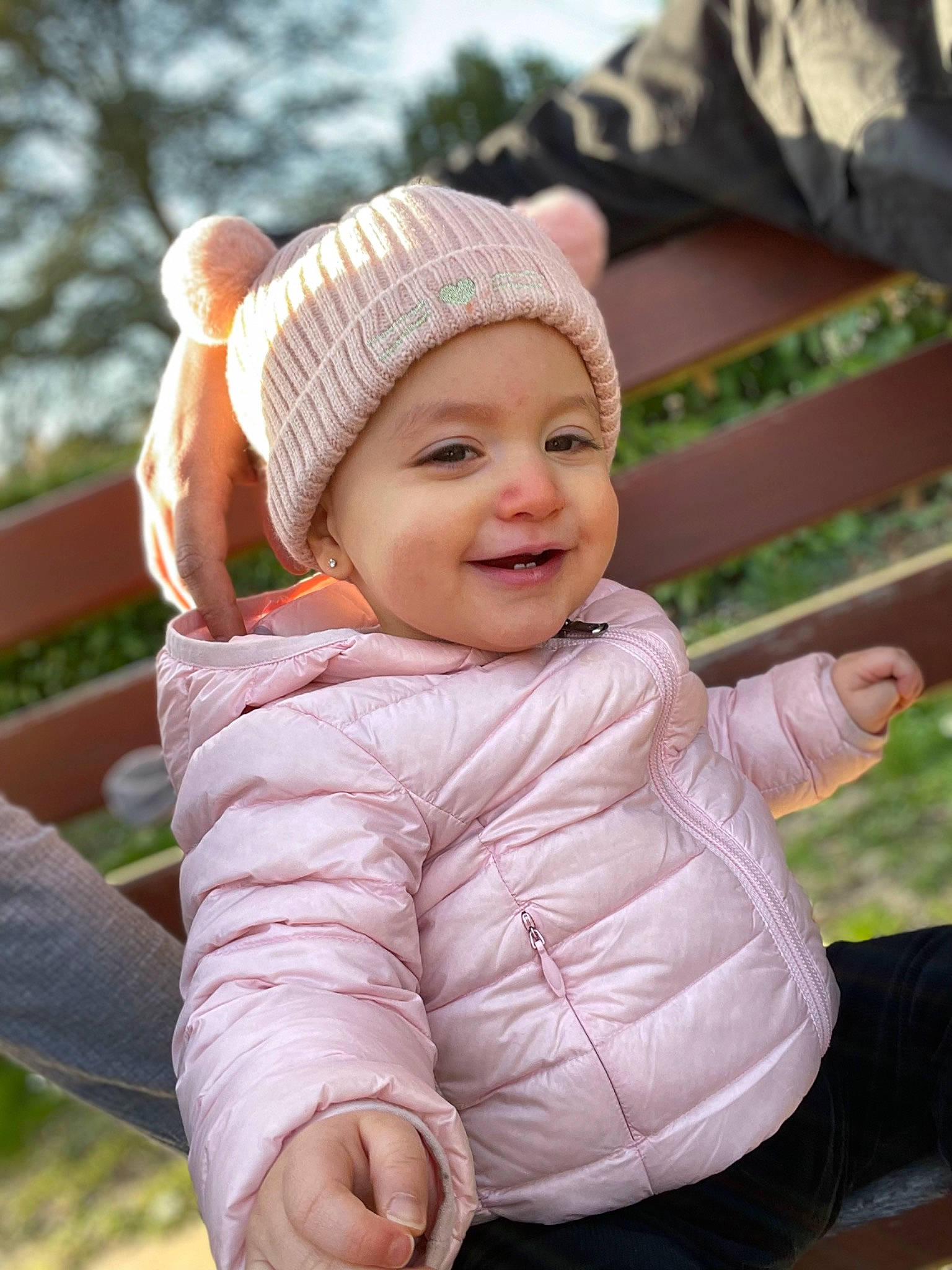 Aaliyah participe au concours pour gagner de l'argent avec cette photo : baby, baby_toddler_clothing, cap, cheek, child, eye, gesture, grass, hand, happy, headwear, joy, leisure, lip, people, people_in_nature, person, pink, skin, sleeve