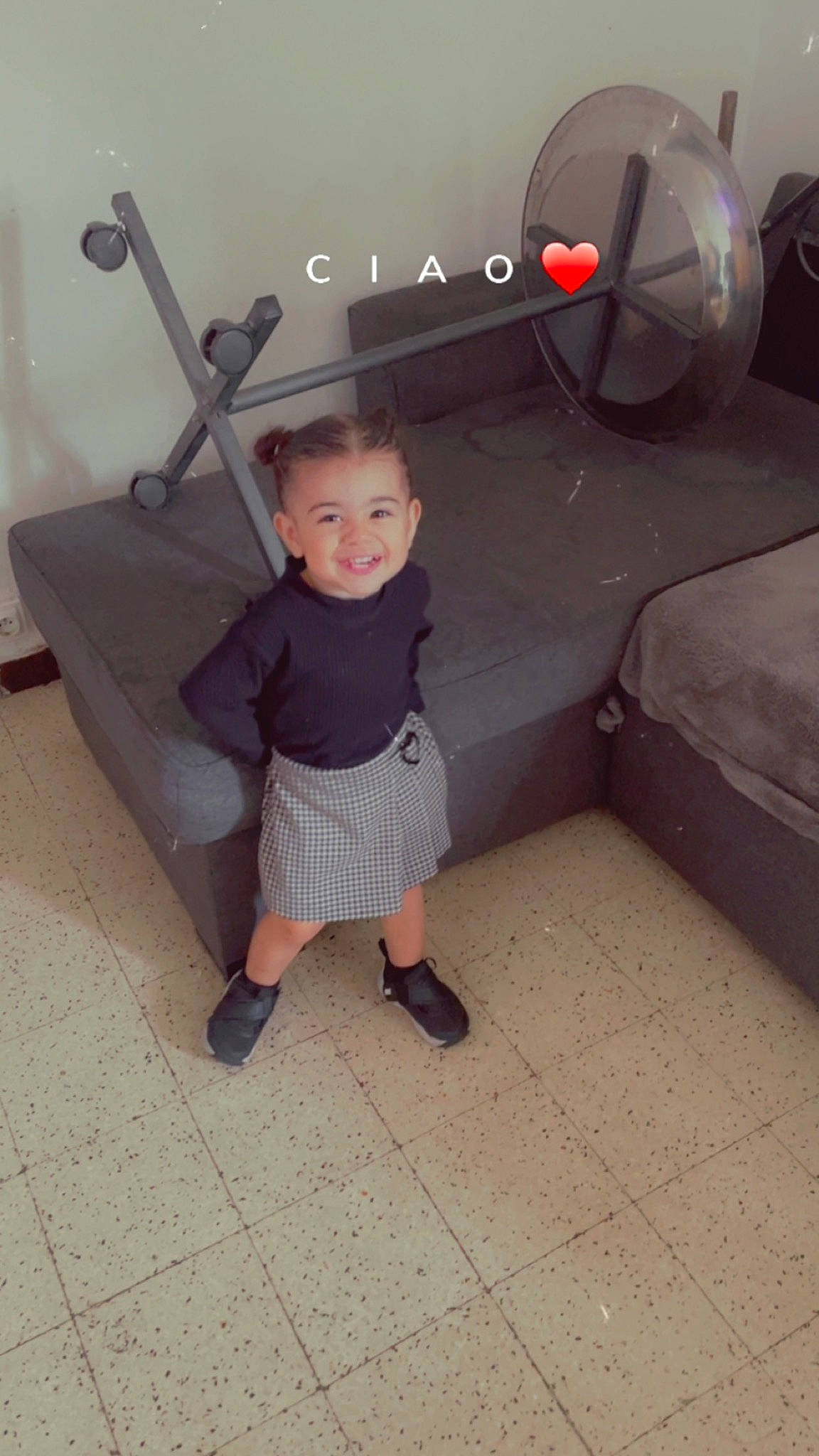 Marie participe au concours pour gagner de l'argent avec cette photo : automotive_design, automotive_exterior, ceiling, child, floor, flooring, fun, human_leg, joy, leg, leisure, mechanical_fan, person, room, sandal, shorts, sitting, smile, t_shirt, toddler