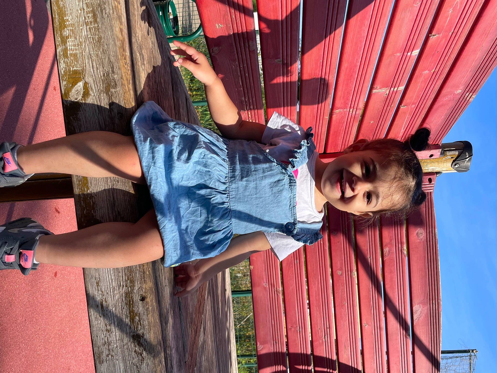 Marie participe au concours pour gagner de l'argent avec cette photo : art, cool, denim, electric_blue, eyewear, flip_flops, foot, fun, human_leg, joy, leisure, magenta, orange, person, recreation, sandal, shorts, sitting, t_shirt, thigh