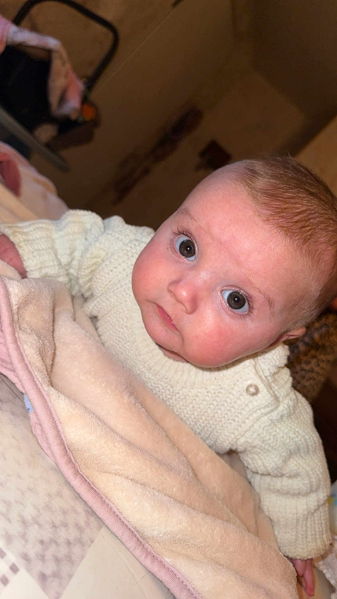 Maria a rejoint le concours — aidez-le/la à gagner de superbes lots ! baby, infant, child, blanket, sweater, knit_sweater, face, eyes, wide_eyes, cheeks, blanket_fold, bed, indoor, portrait, gaze, skin, hair, closeup, cozy, newborn