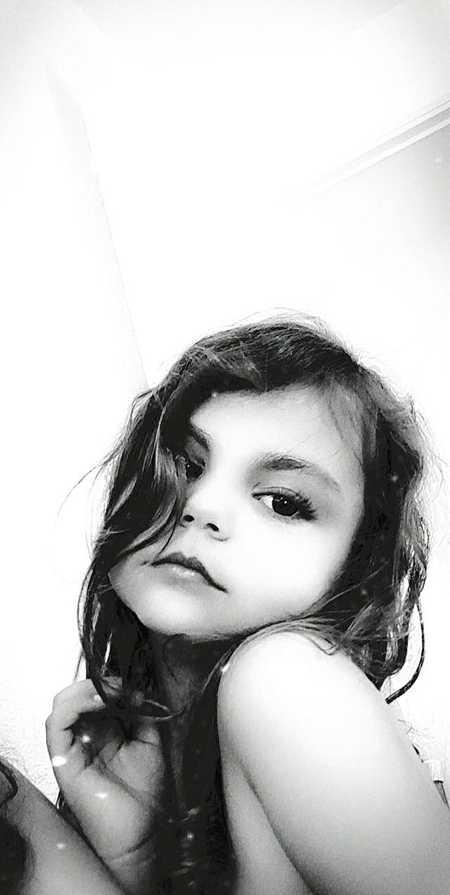 Lara participe au concours pour gagner de l'argent avec cette photo : beauty, black, black_and_white, chin, eye, eyebrow, face, hair, hairstyle, head, lip, monochrome, monochrome_photography, nose, person, photo_shoot, photograph, photography, portrait, portrait_photography