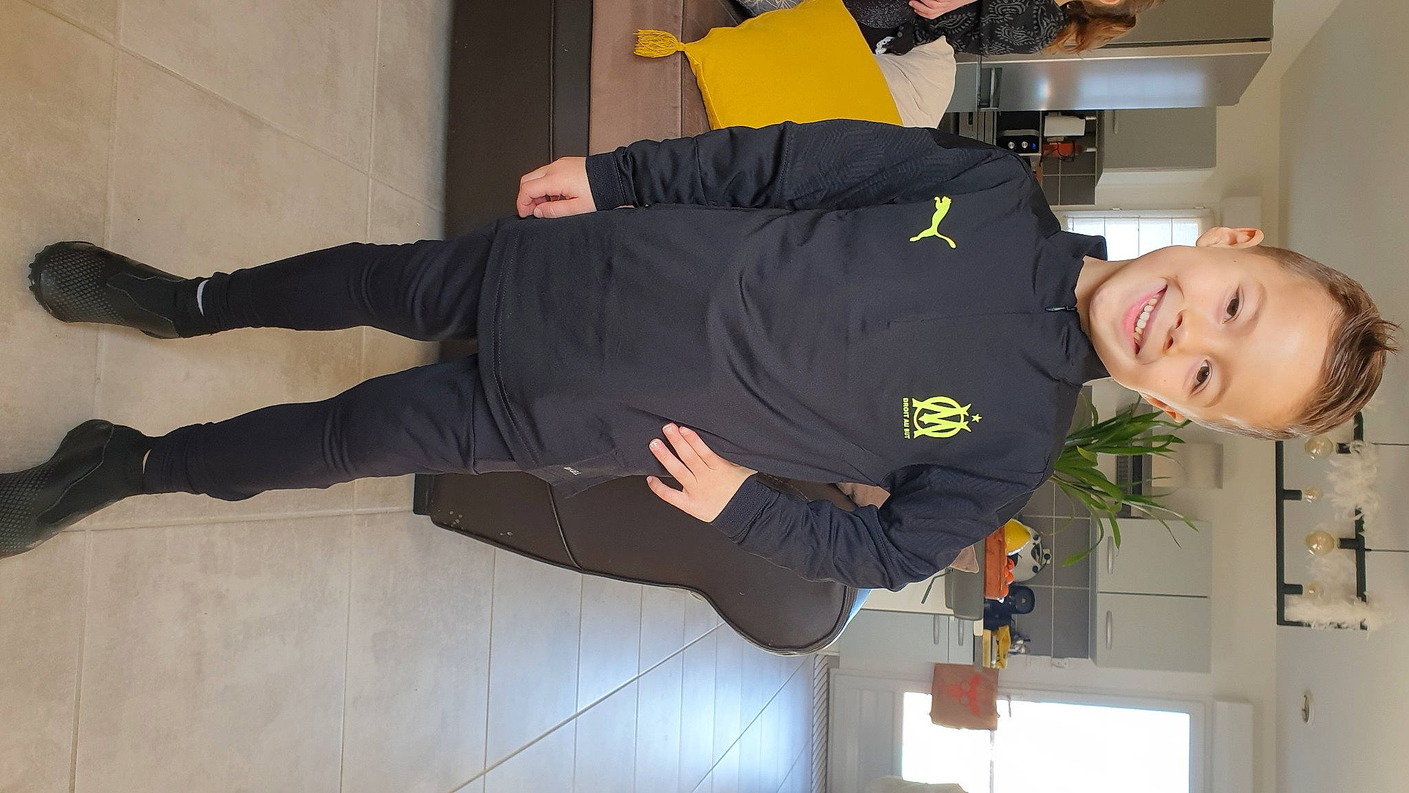 Neil participe au concours pour gagner de l'argent avec cette photo : active_pants, balance, blazer, cleanliness, clothing, collar, composite_material, dress_shirt, elbow, gesture, human_leg, joint, joy, knee, person, sleeve, smile, standing, suit_trousers, thigh