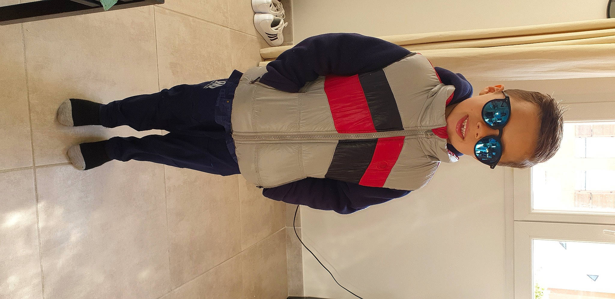 Neil a rejoint le concours — aidez-le/la à gagner de superbes lots ! carmine, cleanliness, comfort, cosplay, costume, elbow, eyewear, fashion_design, glove, goggles, hat, human_leg, knee, person, sleeve, sportswear, street_fashion, sunglasses, thigh, white