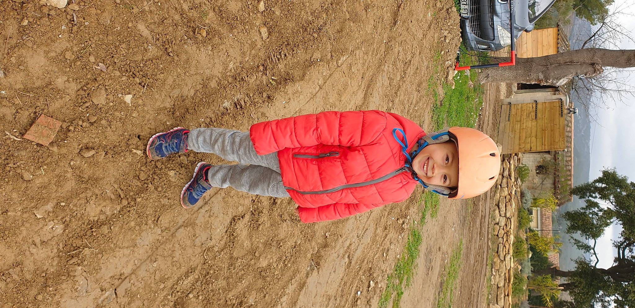 Neil a rejoint le concours — aidez-le/la à gagner de superbes lots ! adventure, child, ecoregion, fun, grass, grassland, happy, hat, headwear, joy, landscape, leisure, people_in_nature, person, plant, recreation, sand, shadow, soil, toddler