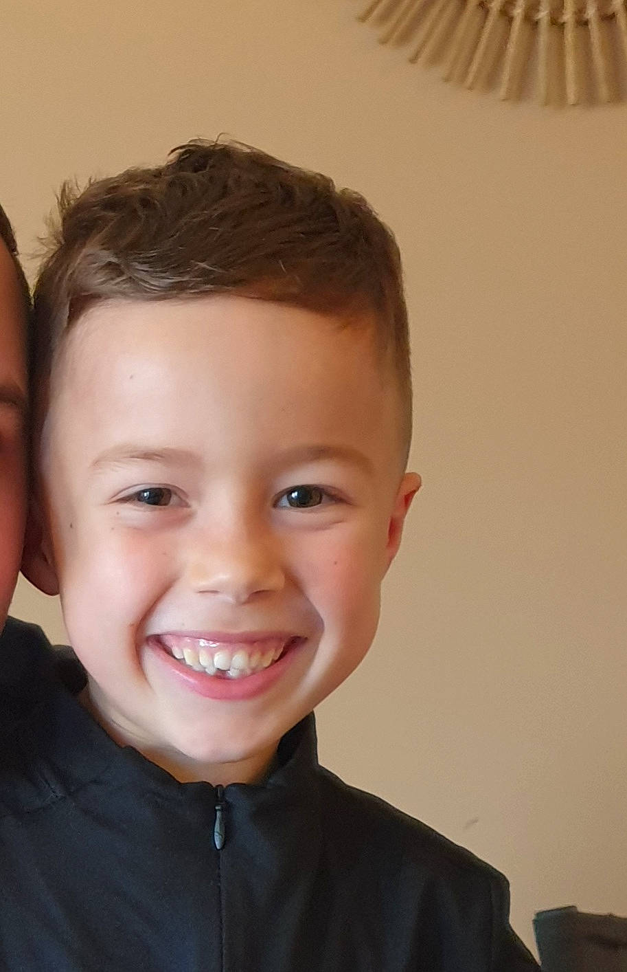 Neil a rejoint le concours — aidez-le/la à gagner de superbes lots ! cheek, chin, eyebrow, eyelash, flash_photography, forehead, fun, gesture, hair, happy, head, jaw, joy, lip, neck, nose, person, skin, sleeve, smile