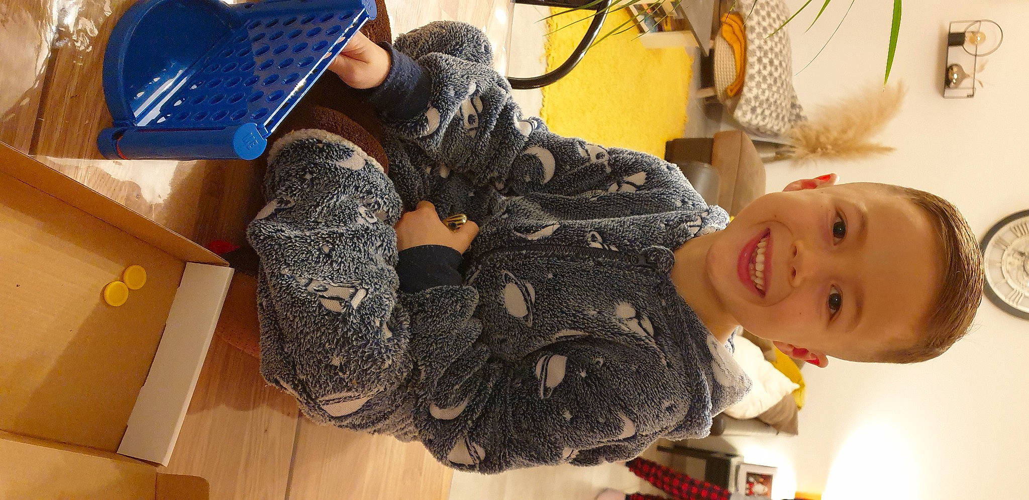 Neil a rejoint le concours — aidez-le/la à gagner de superbes lots ! comfort, engineering, fashion_accessory, fashion_design, finger, fur, head, human, input_device, joy, laptop, netbook, pattern, person, room, smile, solar_energy, thread, toddler, wool