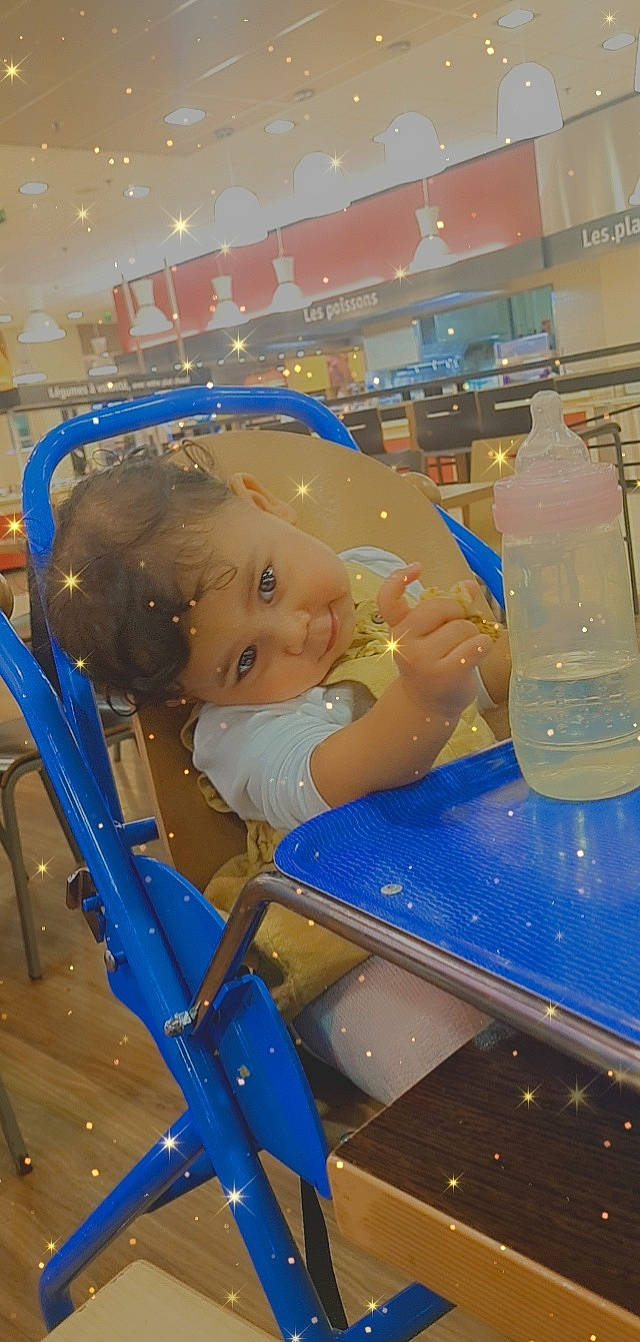 Aïmie-lilyah participe au concours pour gagner de l'argent avec cette photo : baby, baby_products, blue, bottle, bottled_water, drinking_water, drinkware, electric_blue, fluid, fun, leisure, liquid, mineral_water, person, plastic, plastic_bottle, science, service, toddler, water