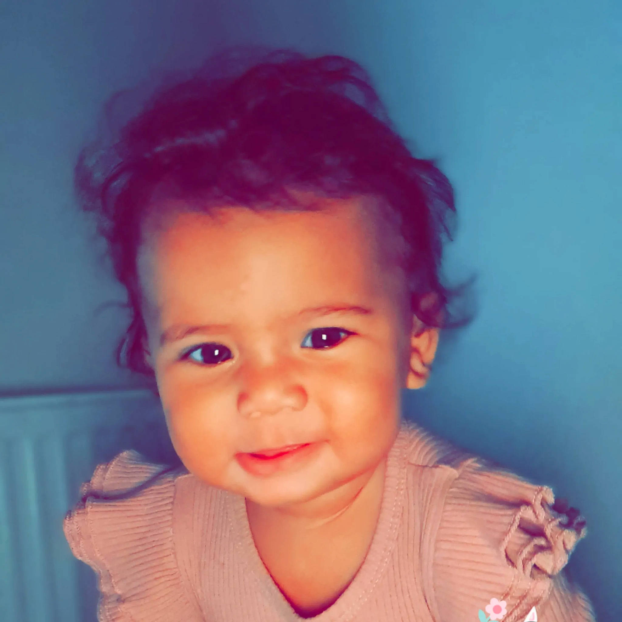 Aïmie-lilyah participe au concours pour gagner de l'argent avec cette photo : arm, cheek, chin, cloud, ear, eyebrow, eyelash, forehead, gesture, happy, iris, jaw, joy, lip, mouth, neck, nose, person, pink, skin