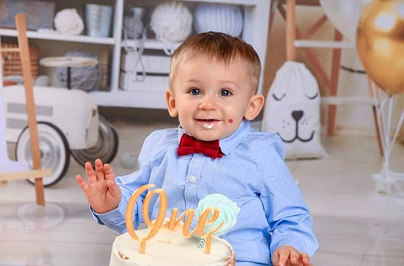 Raphaël a rejoint le concours — aidez-le/la à gagner de superbes lots ! baby, baby_toddler_clothing, cake, cake_decorating, cake_decorating_supply, candle, child, dress, facial_expression, food, fun, happy, joy, orange, people, person, sleeve, smile, snapshot, sugar_cake