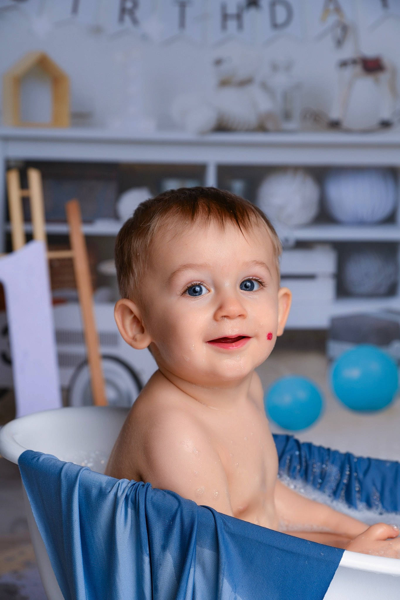 Raphaël a rejoint le concours — aidez-le/la à gagner de superbes lots ! baby, baby_toddler_clothing, blue, chair, cheek, child, chin, electric_blue, event, eye, flash_photography, fun, hairstyle, happy, iris, joy, leisure, person, sitting, skin