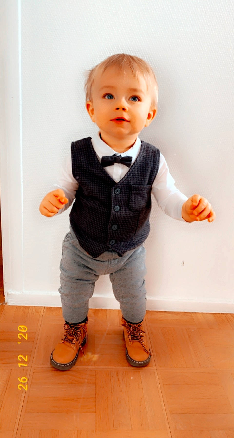Lyam participe au concours pour gagner de l'argent avec cette photo : baby_toddler_clothing, collar, denim, doll, dress_shirt, face, finger, flooring, footwear, gesture, joint, orange, outerwear, person, product, shoe, skin, sleeve, standing, tie