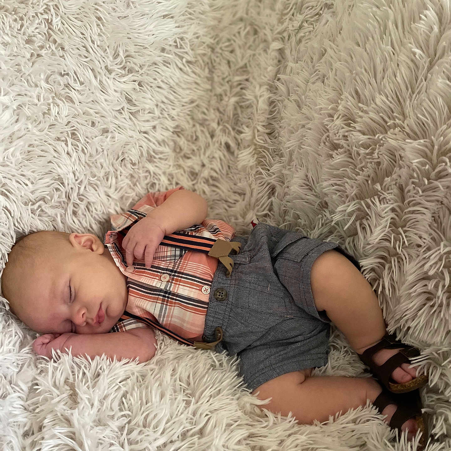 Rowan is registered to the contest to win money with this photo: baby, blanket, bodypart, clothing, couch, cushion, face, finger, footwear, furniture, hand, head, homedecor, newborn, person, photography, portrait, sandal, shorts, sleeping