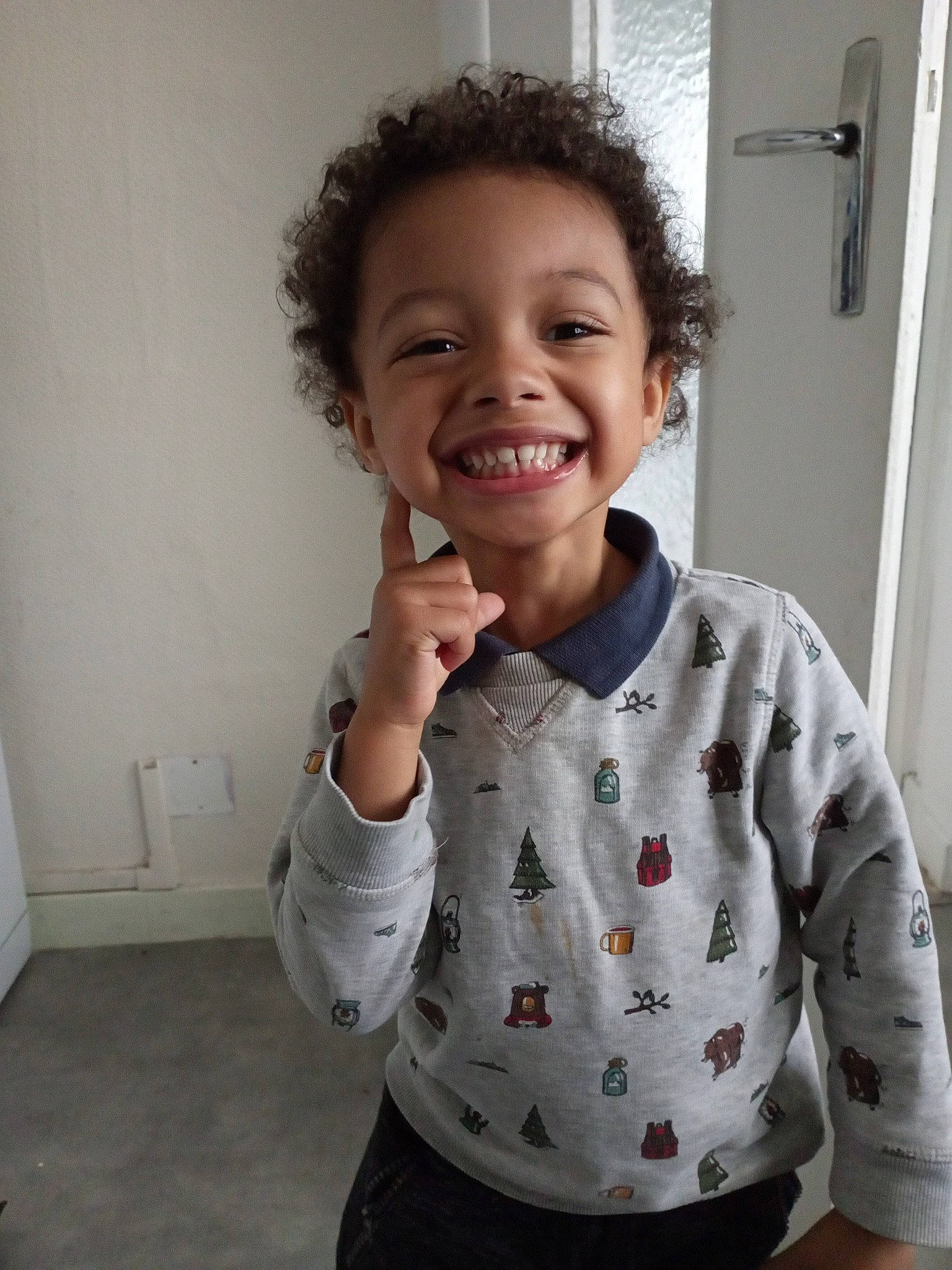 Daniel participe au concours pour gagner de l'argent avec cette photo : arm, baby_toddler_clothing, cheek, chin, collar, cool, dress_shirt, eye, face, finger, gesture, hair, happy, joy, neck, nose, person, shoulder, skin, sleeve