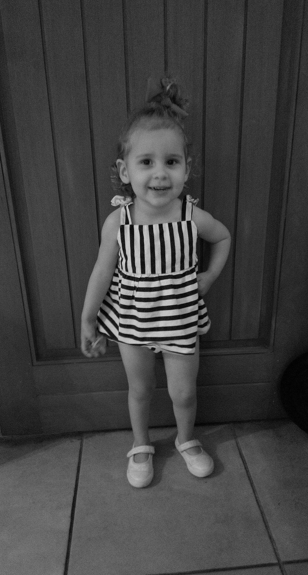 Néva a rejoint le concours — aidez-le/la à gagner de superbes lots ! baby_toddler_clothing, black, black_and_white, eye, face, gesture, grey, hair, hand, happy, head, human_body, joy, people, person, sleeve, smile, standing, style, t_shirt