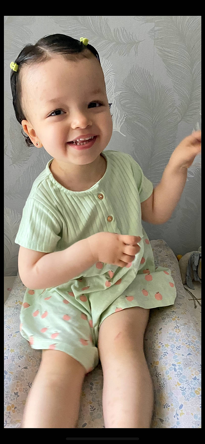 Rose participe au concours pour gagner de l'argent avec cette photo : arm, baby_toddler_clothing, cheek, chin, finger, gesture, human_body, joy, lip, mouth, neck, nose, organ, person, pink, shoulder, skin, sleeve, smile, t_shirt