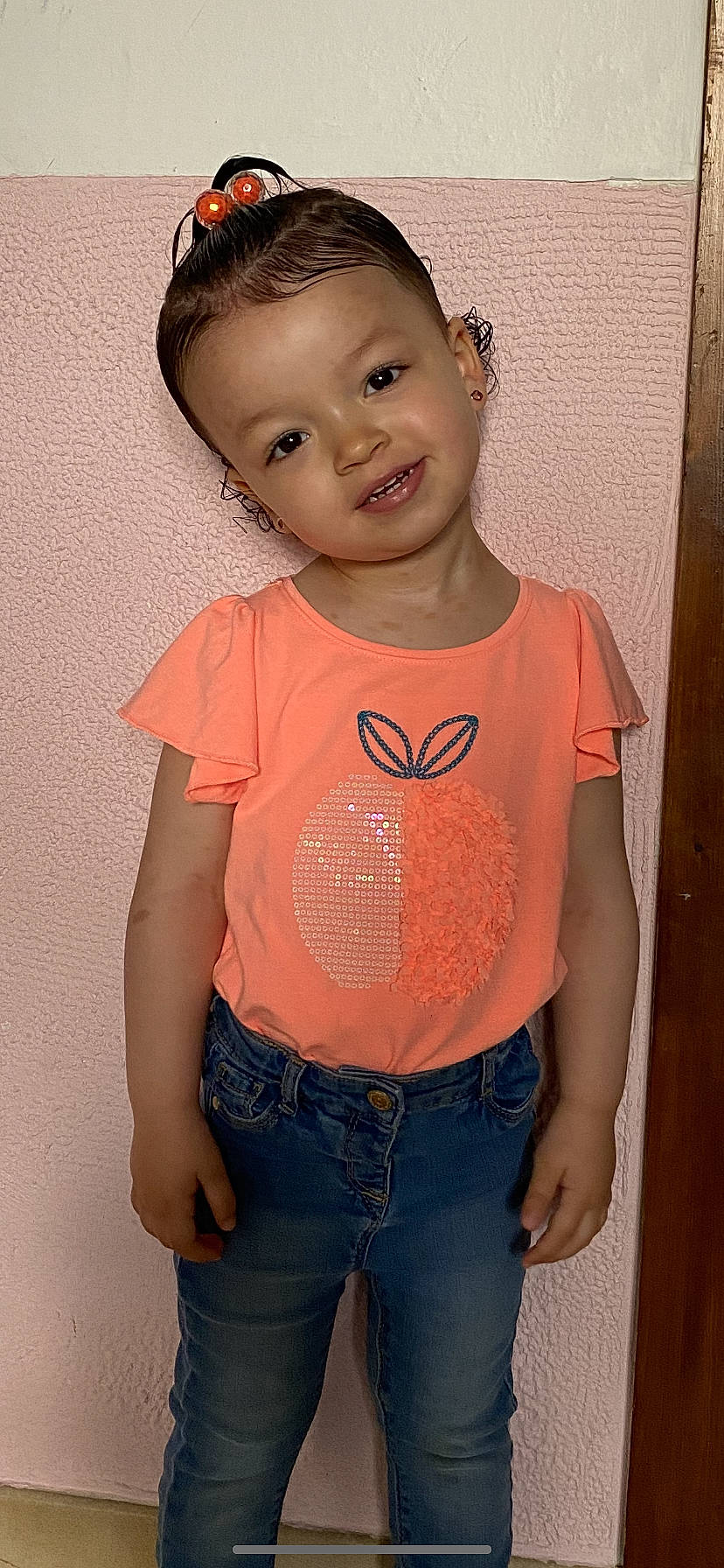 Rose participe au concours pour gagner de l'argent avec cette photo : arm, baby_toddler_clothing, cheek, chin, eye, eyebrow, eyelash, face, forehead, hair, head, human_body, jeans, joy, lip, neck, nose, orange, person, shoulder