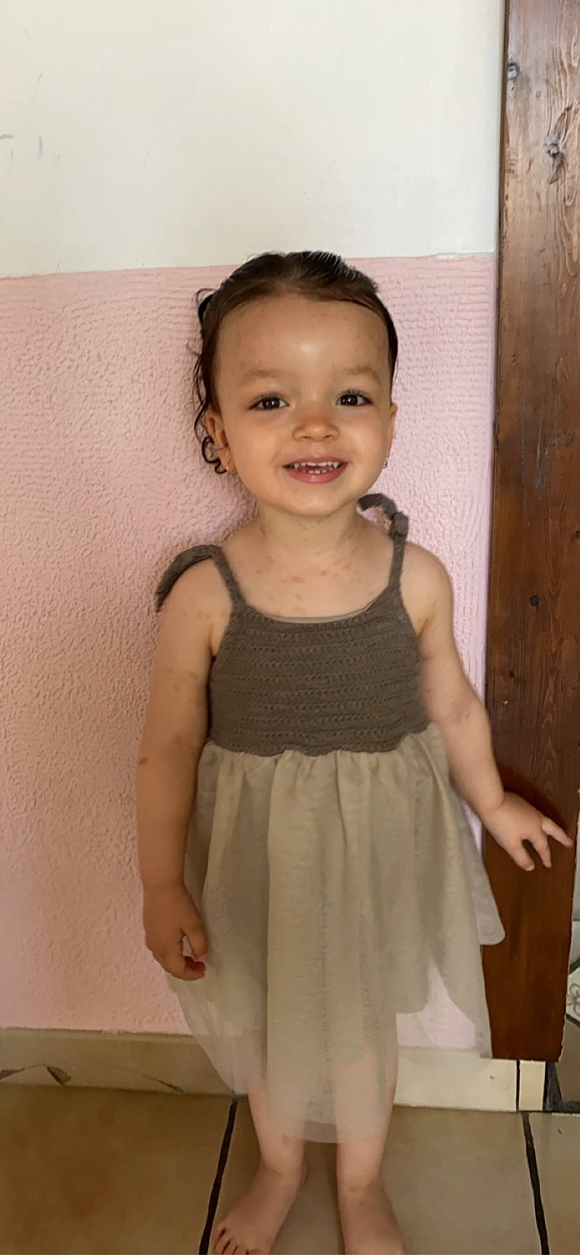 Rose participe au concours pour gagner de l'argent avec cette photo : active_tank, arm, baby_toddler_clothing, cheek, day_dress, dress, face, gesture, hair, hairstyle, happy, human_body, joy, neck, one_piece_garment, person, shoulder, sleeve, smile, toddler