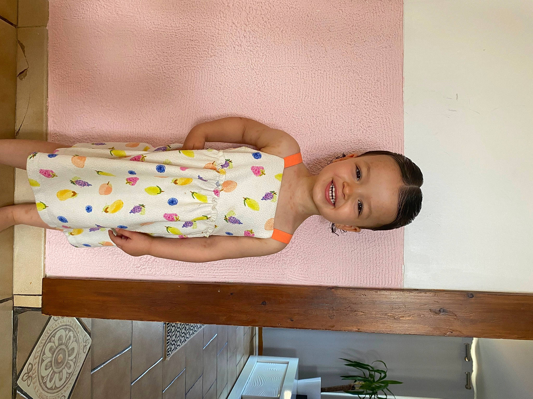 Rose a rejoint le concours — aidez-le/la à gagner de superbes lots ! baby, baby_products, baby_toddler_clothing, bed, child, comfort, drawer, dress, furniture, hardwood, human_body, joy, pattern, person, plant, product, room, sitting, smile, textile