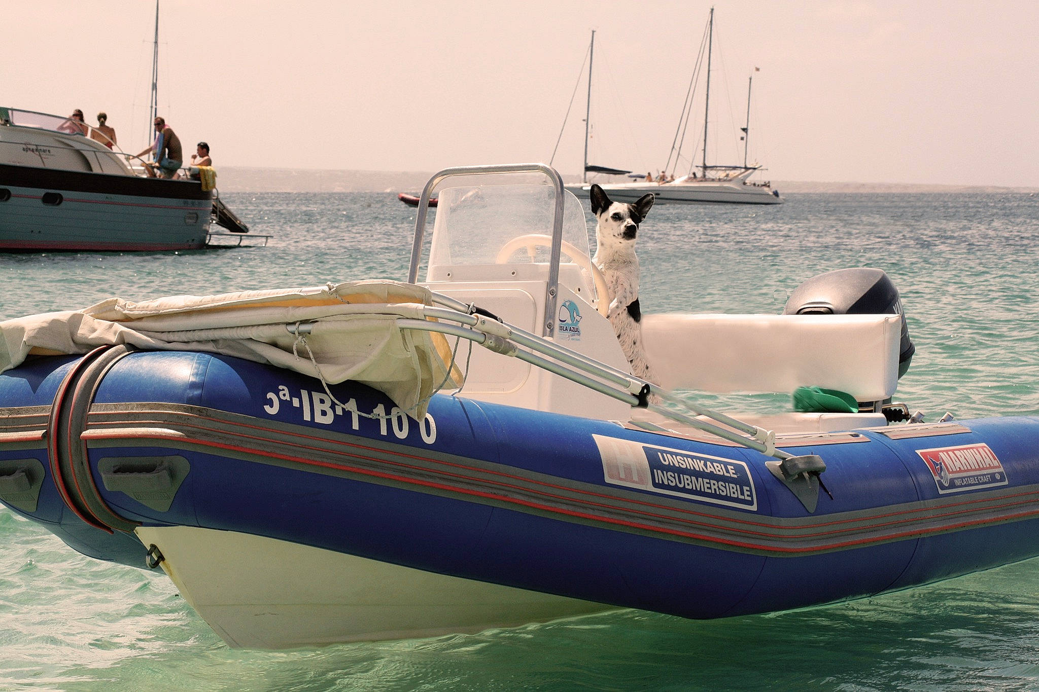 Djazz participe au concours pour gagner de l'argent avec cette photo : beach, boat, boating, boats_and_boating_equipment_and_supplies, lake, launch, leisure, naval_architecture, outdoor_recreation, powerboating, recreation, rigid_hulled_inflatable_boat, ship, skiff, sky, vehicle, water, water_transportation, watercraft, waterway