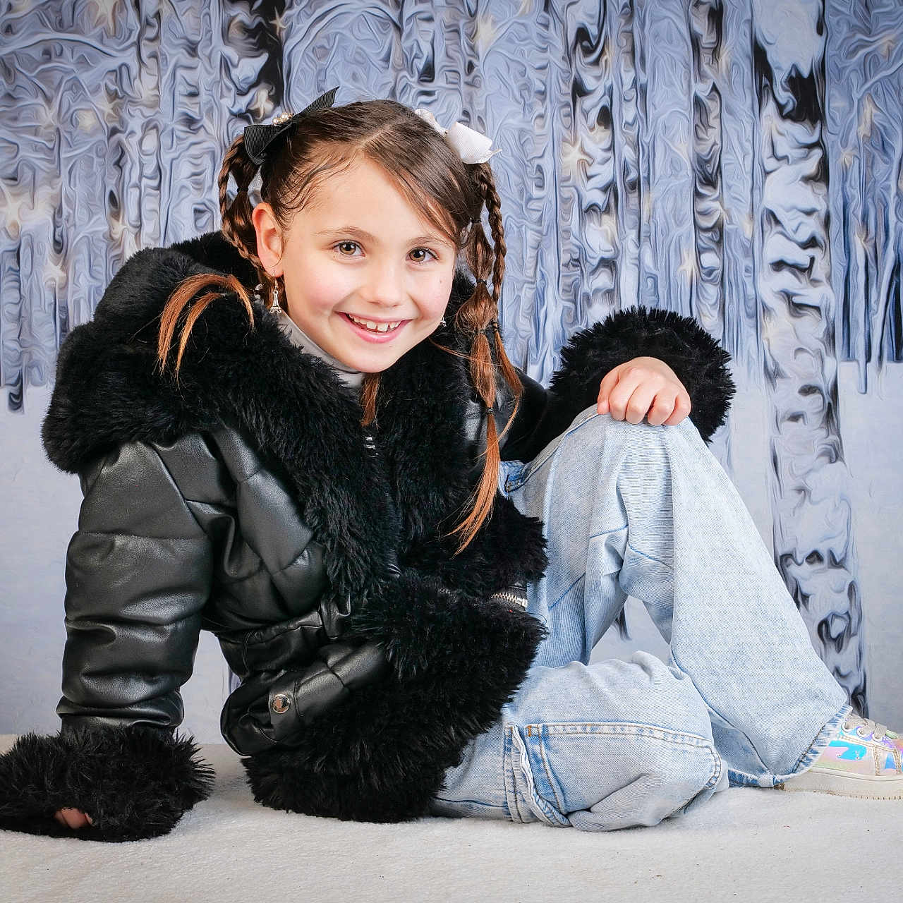 Innaya a rejoint le concours — aidez-le/la à gagner de superbes lots ! child, clothing, coat, face, female, footwear, girl, glove, happy, head, ice, jacket, jeans, pants, person, photography, portrait, shoe, sitting, smile