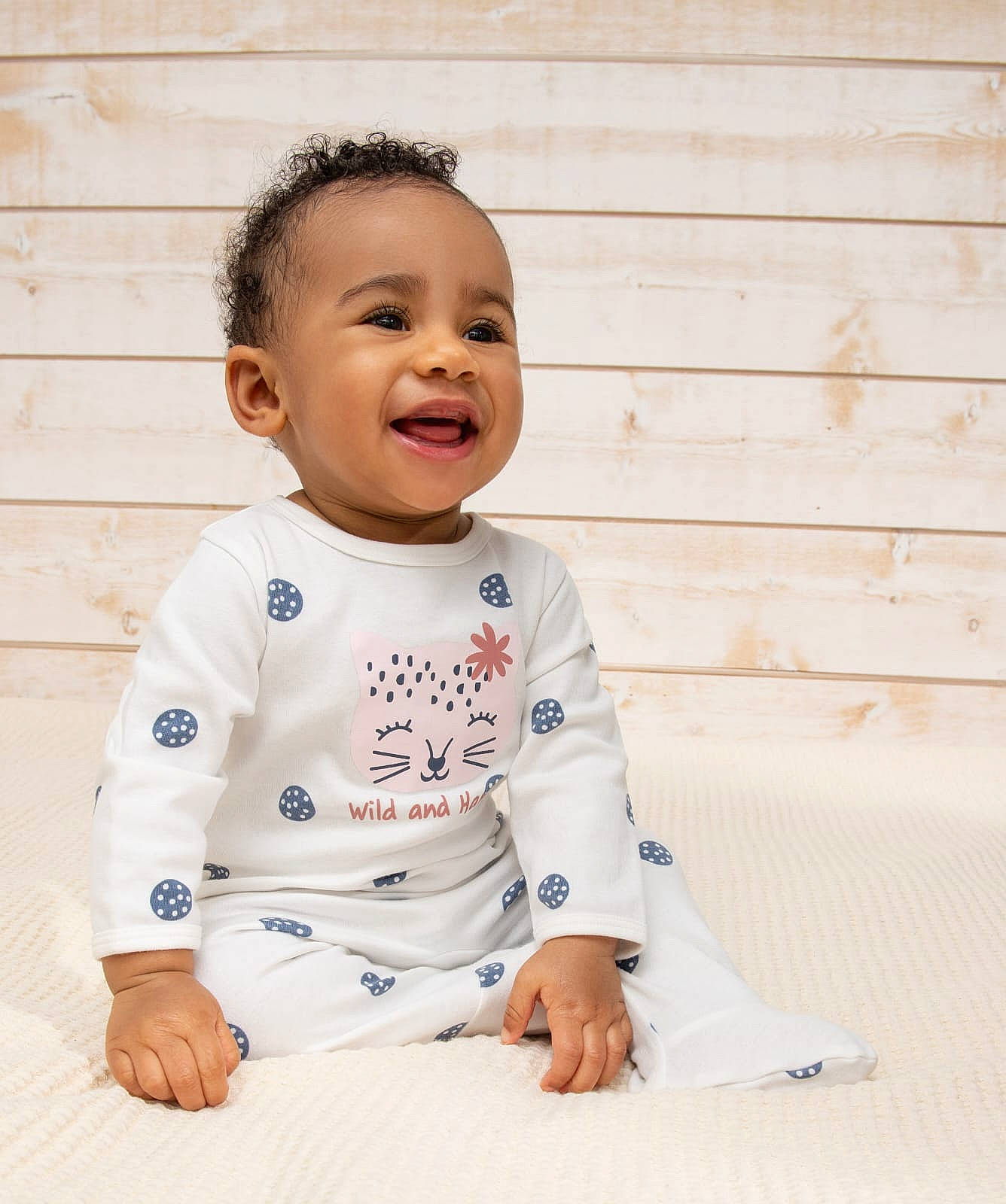 Liya a rejoint le concours — aidez-le/la à gagner de superbes lots ! baby, baby_toddler_clothing, cheek, child, collar, comfort, face, facial_expression, flooring, happy, linens, long_sleeved_t_shirt, outerwear, pattern, person, sitting, skin, sleeve, smile, t_shirt