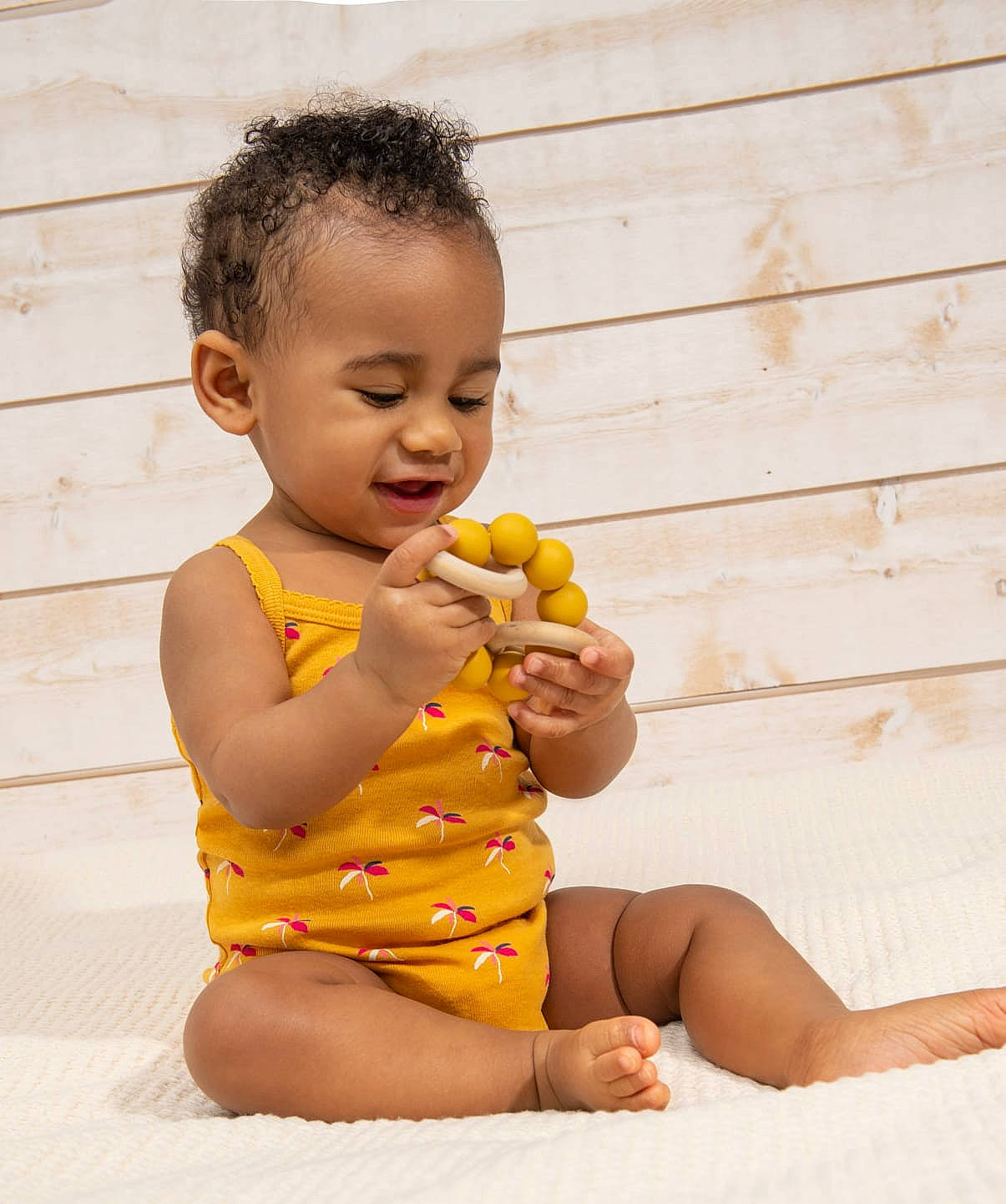 Liya participe au concours pour gagner de l'argent avec cette photo : abdomen, baby, baby_toddler_clothing, chin, dress, eye, facial_expression, finger, fruit, gesture, happy, joint, mouth, nose, person, plant, skin, smile, thumb, toddler