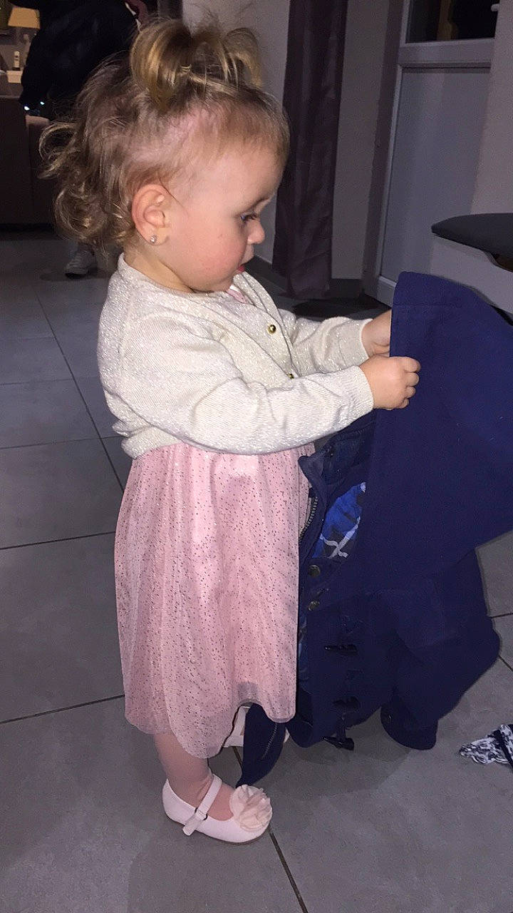 Jade participe au concours pour gagner de l'argent avec cette photo : arm, child, day, flooring, fun, girl, hair, hairstyle, human_hair_color, infant, joint, leg, outerwear, person, product, shoulder, sitting, skin, standing, textile