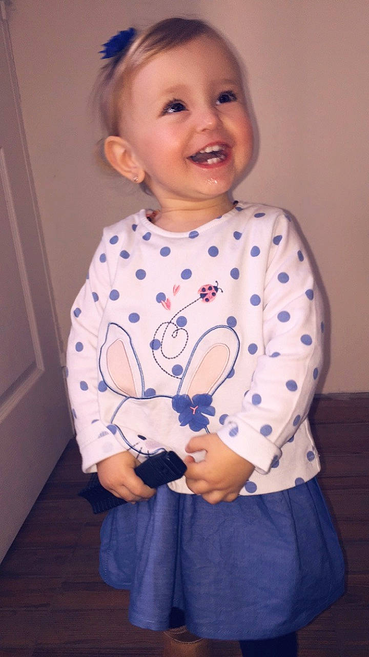 Jade participe au concours pour gagner de l'argent avec cette photo : blue, boy, child, clothing, day, facial_expression, hair, head, human_hair_color, infant, joy, person, product, shoulder, skin, sleeve, smile, standing, t_shirt, textile