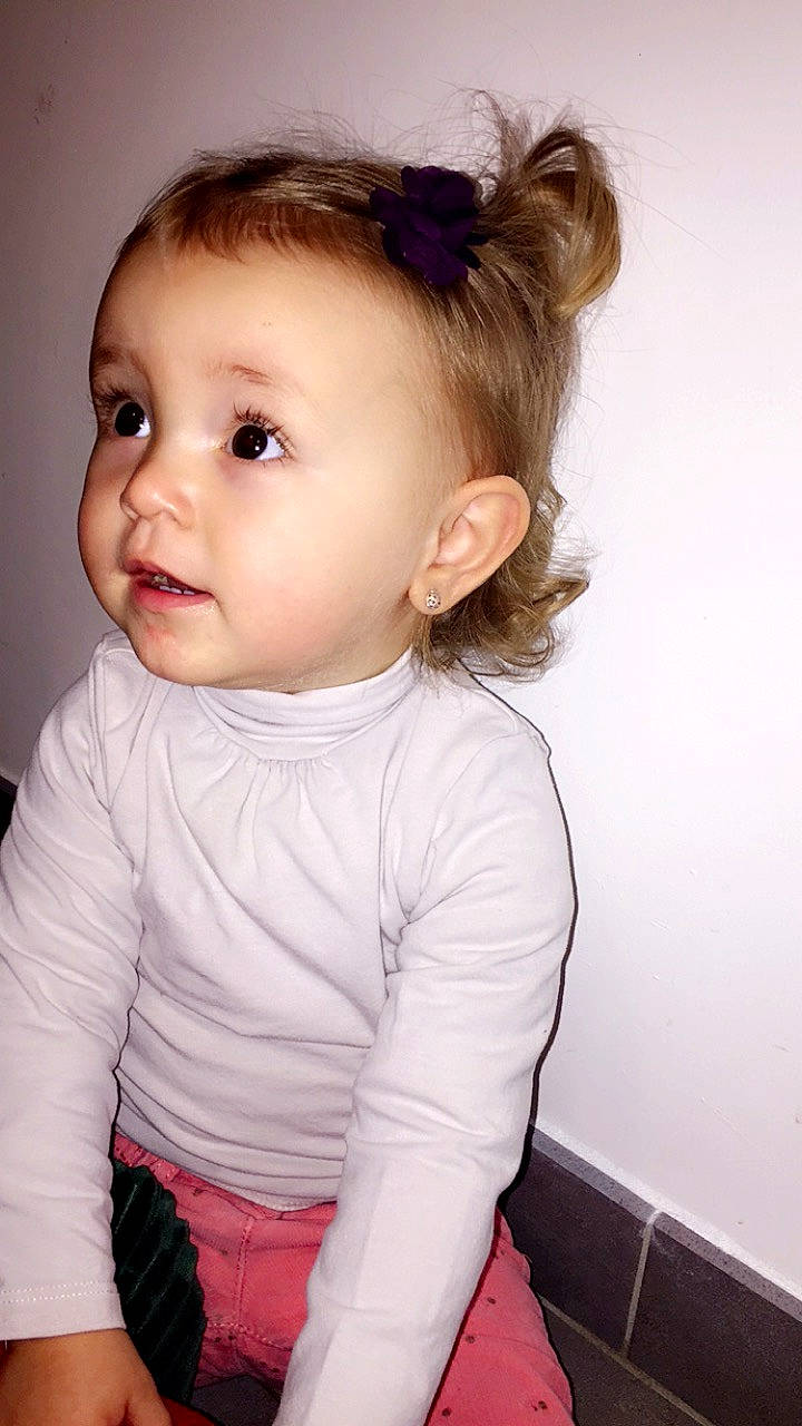 Jade a rejoint le concours — aidez-le/la à gagner de superbes lots ! beauty, cheek, child, child_model, eye, girl, hair, hairstyle, head, human_hair_color, infant, nose, outerwear, person, pink, shoulder, sitting, skin, smile, standing