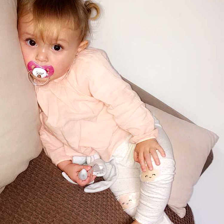 Jade participe au concours pour gagner de l'argent avec cette photo : child, finger, girl, human_hair_color, infant, joint, leg, pattern, person, product, shoulder, sitting, skin, textile, toddler, top