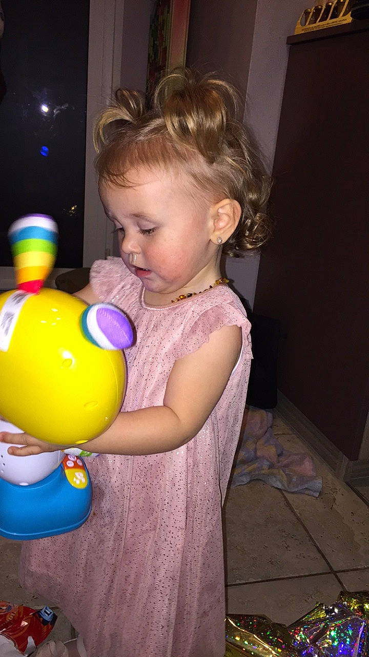 Jade a rejoint le concours — aidez-le/la à gagner de superbes lots ! child, event, eye, fun, girl, hair, happiness, human_hair_color, infant, iris, party, person, play, skin, smile, toddler