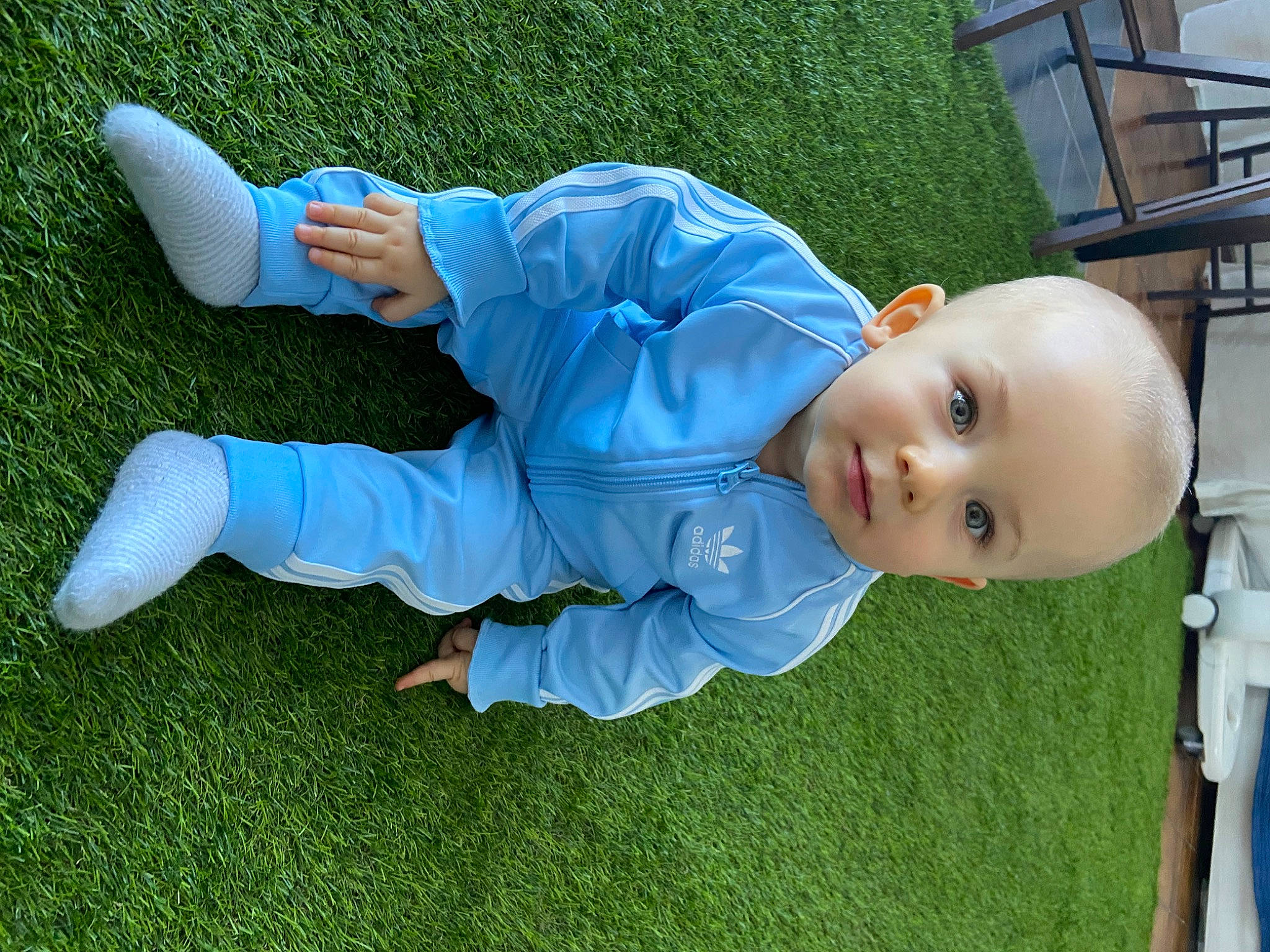 Ilan participe au concours pour gagner de l'argent avec cette photo : baby, baby_toddler_clothing, blue, electric_blue, fun, grass, grass_family, grassland, green, happy, lawn, leg, leisure, meadow, people_in_nature, person, plant, recreation, thumb, toddler