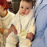 Adan a rejoint le concours — aidez-le/la à gagner de superbes lots ! adult, baby, blue_suit, child, church, eyes, face, hand, holding, indoor, infant, person, pillar, portrait, red_hair, sash, special_event, suit, white_clothing, wooden_chair