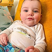 Adan a rejoint le concours — aidez-le/la à gagner de superbes lots ! baby, infant, child, face, blue_eyes, onesie, koala_print, colorful_pants, hand, orange_blanket, couch, indoor, portrait, cute, chubby_cheeks, relaxed, looking_at_camera, soft_light, closeup, comfortable