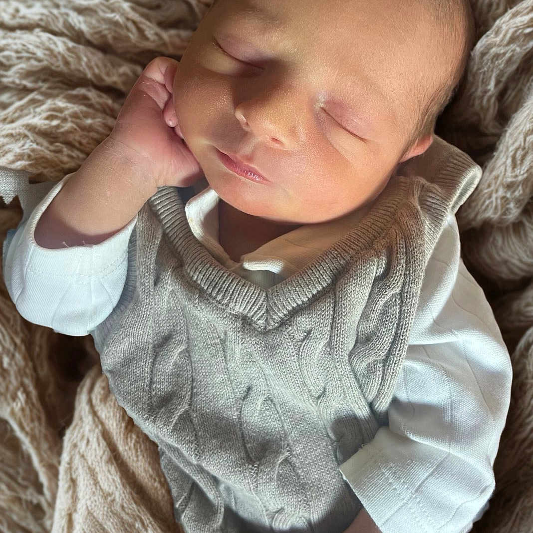 Gabriel participe au concours pour gagner de l'argent avec cette photo : baby, blanket, child, closeup, cozy, cute, face, hand, head, indoors, infant, knitted_vest, newborn, peaceful, portrait, resting, skin, sleeping, soft_texture, white_shirt