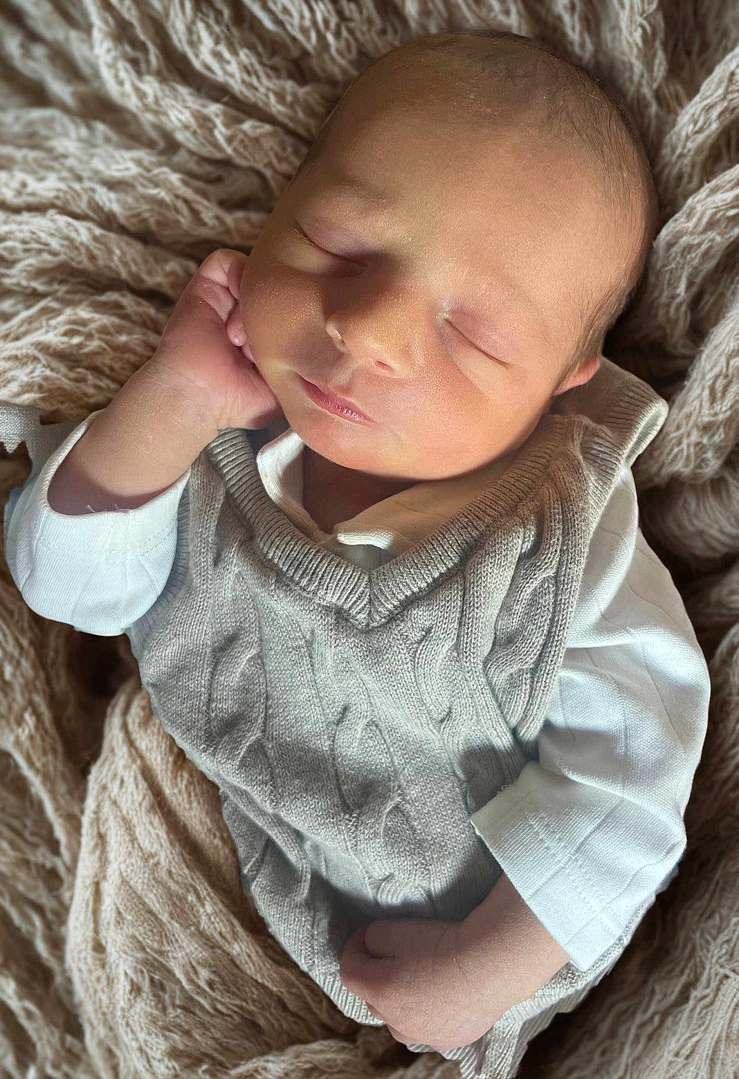 Gabriel participe au concours pour gagner de l'argent avec cette photo : newborn, baby, sleeping, knitted_vest, white_shirt, blanket, soft_texture, infant, peaceful, cute, portrait, closeup, cozy, resting, child, skin, hand, face, head, indoors