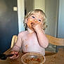 Perle participe au concours pour gagner de l'argent avec cette photo : toddler, child, messy, food, eating, high_chair, blonde, blue_eyes, curly_hair, plastic_bowl, spoon, indoors, face, hand, table, happy, cute, chubby, skin, meal_time