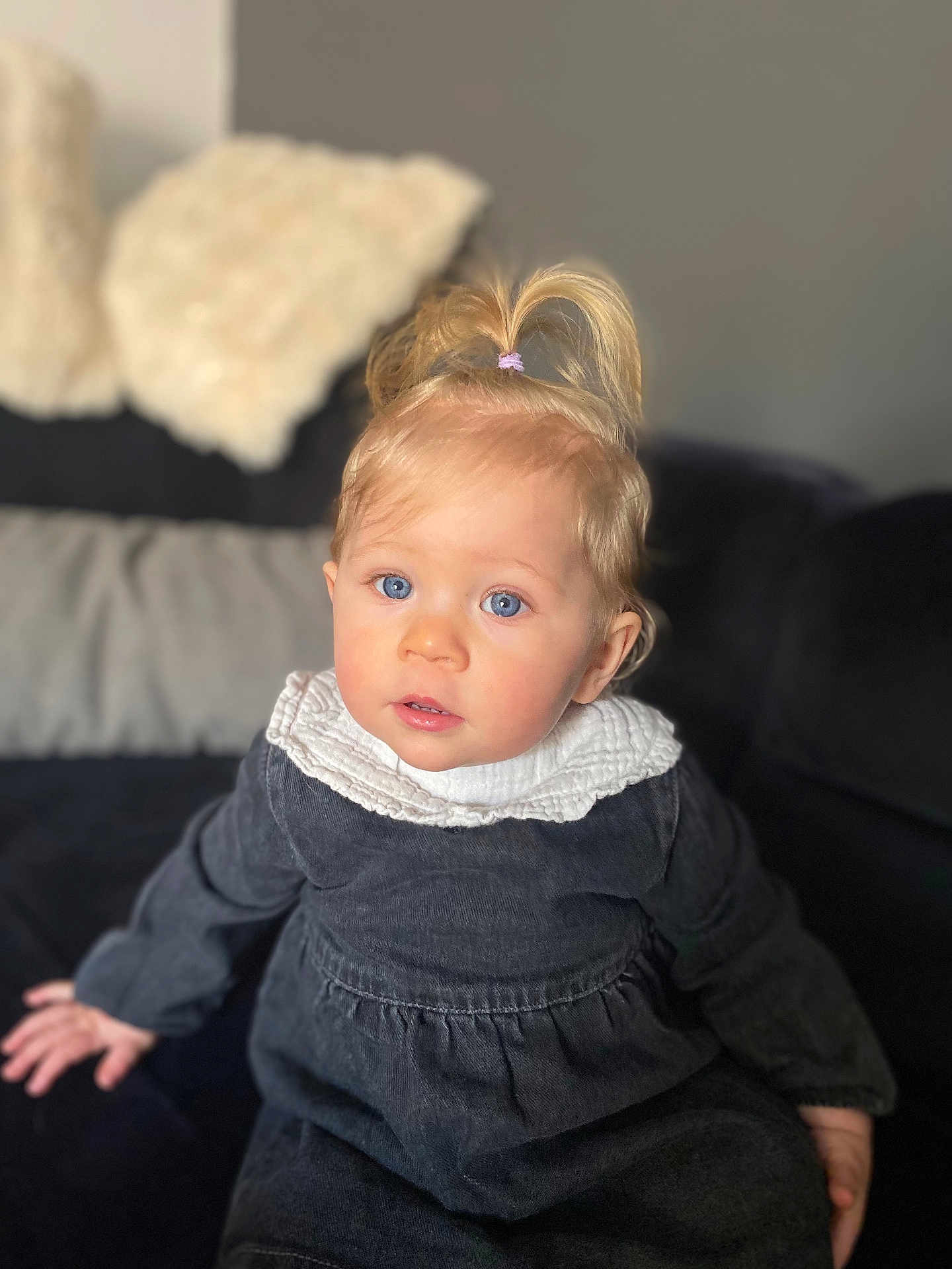 Perle a rejoint le concours — aidez-le/la à gagner de superbes lots ! toddler, child, blue_eyes, blonde_hair, pony_tail, dress, white_collar, couch, indoor, soft_lighting, curious, portrait, sitting, young_child, baby, face, person, cozy, home, cute